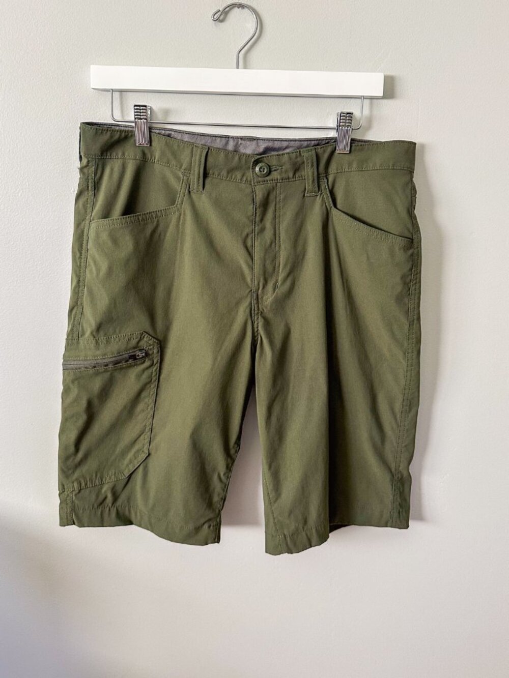 Eddie Bauer Men's Green Shorts